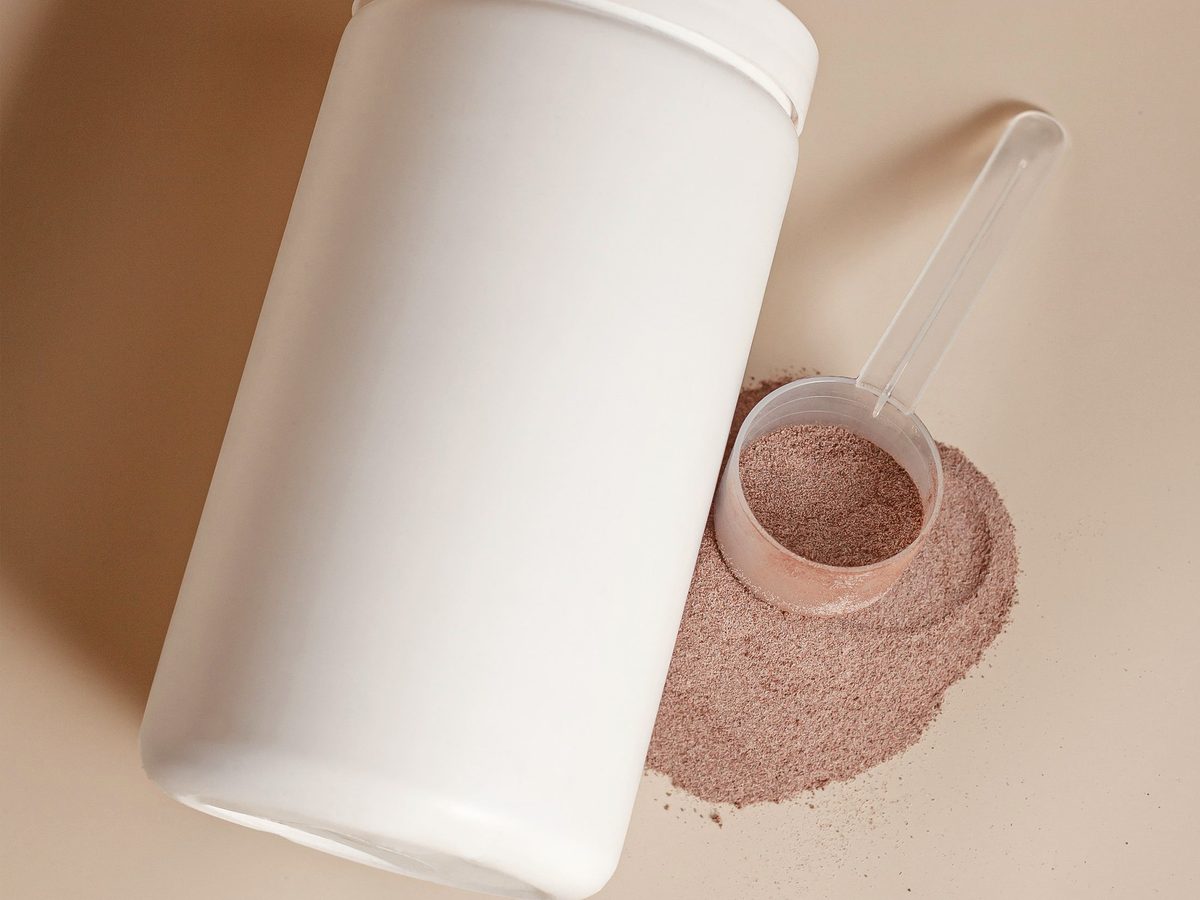 A bulk powder container and measuring scoop