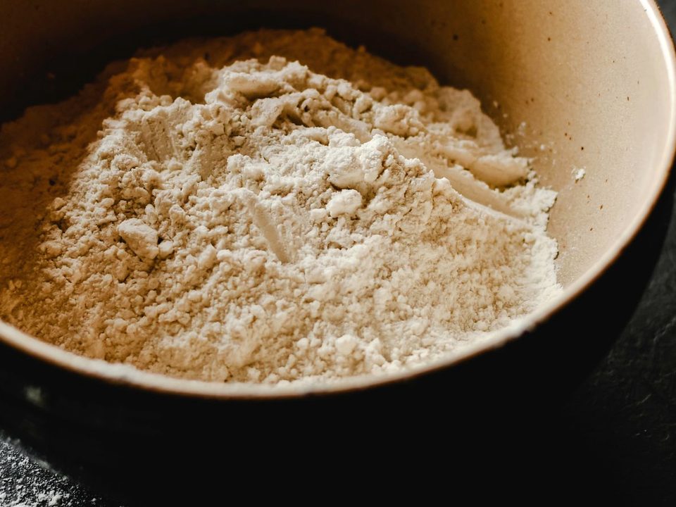 Boswellia serrata extract, an off-white to cream fine powder in a ceramic bowl