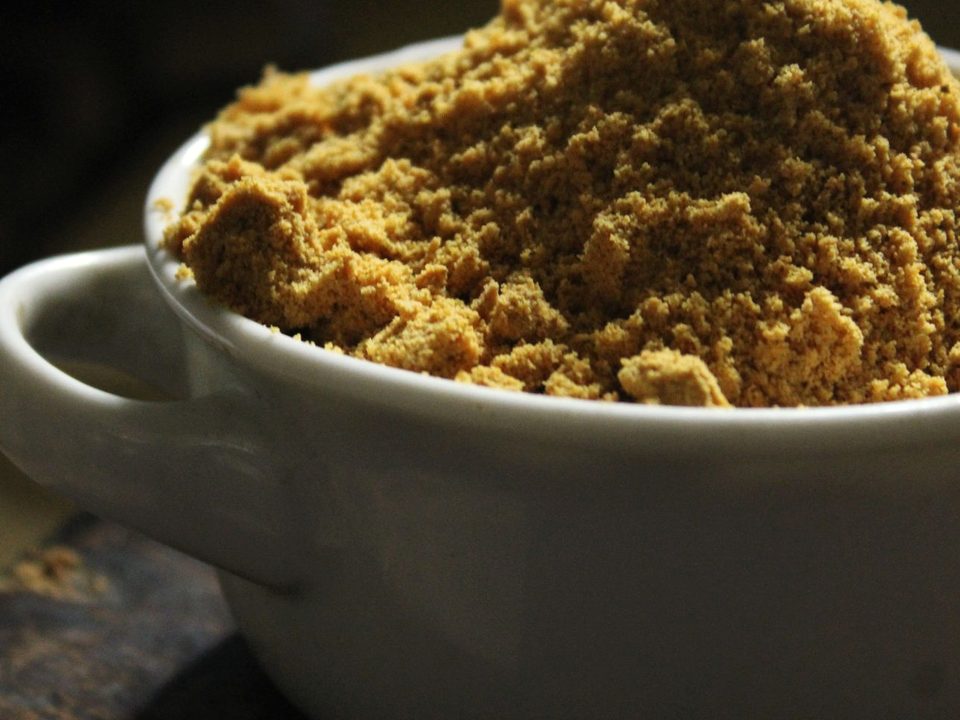 Ginger extract standardised to 5% gingerols, a light yellow to tan powder in a ceramic pot